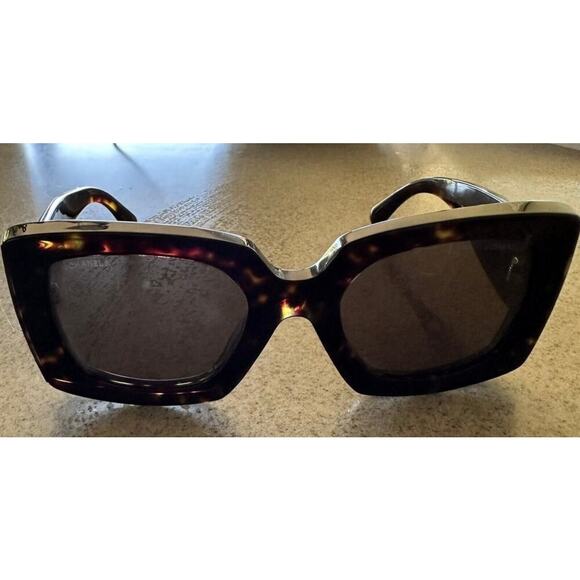 Chanel Sunglasses CH5435, Black/Gold, Brown/black Tortoise Gradient Lens - Picture 9 of 11